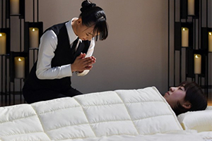 实拍日本殡仪展览，遗体美容师现场为“死者”整容